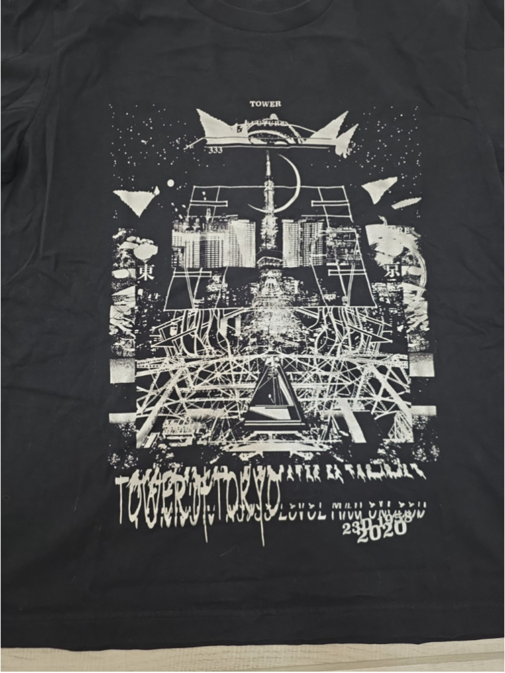 Uniqlo 2020 Tokyo Tower Black And Silver Shirt Size Large